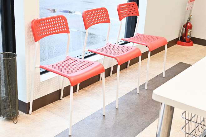 洗濯中の待ち時間を椅子で過ごせます